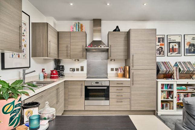 Flat 1, 10, St. Josephs Street, London, England photo 3