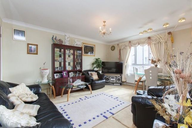 Flat for sale in Wessex Lane, Greenford
