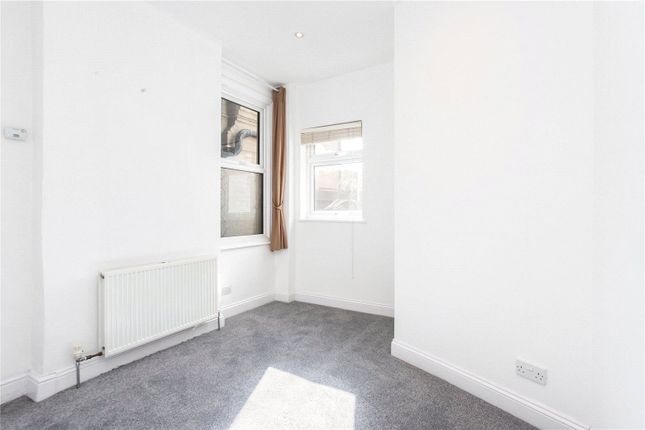 Flat for sale in Bowes Road, London
