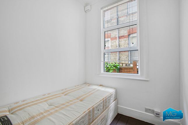 Flat to rent in Maryland Road, London