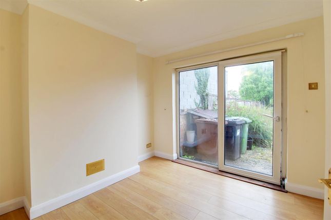 13, Cambridge Drive, Potters Bar photo 4