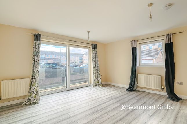 10 Murray Close, West Thamesmead, London photo 4
