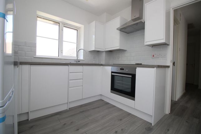 38, Fenchurch Road, Crawley photo 4