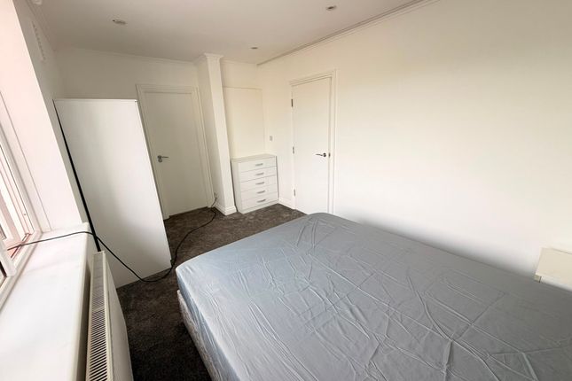 Thorn Close, Northolt photo 4