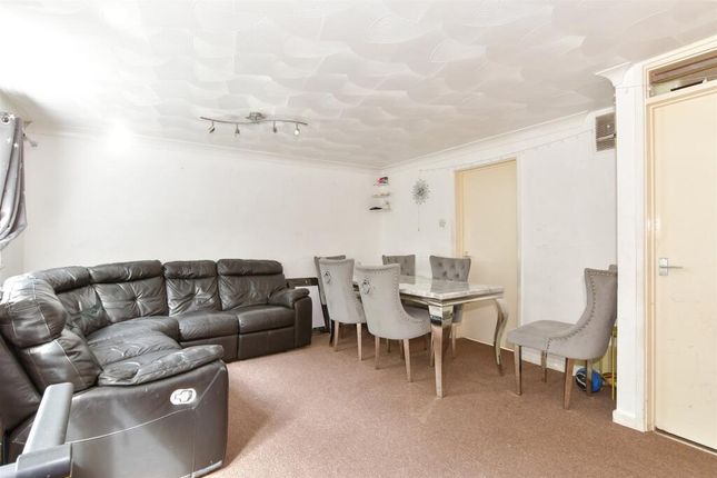10 Ropemakers Court, Shipwrights Avenue, Chatham photo 2