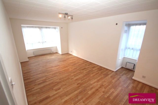 Flat to rent in Brampton Grove, Hendon