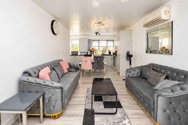 2-bed terraced on Parker Street, London, £2,200/mo
