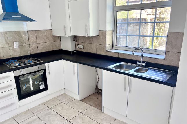 2, Newstead View, Pontefract photo 2