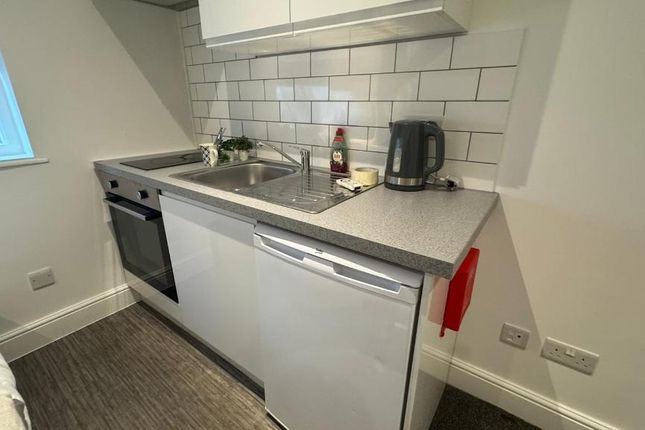12, Brassie Avenue, London photo 2