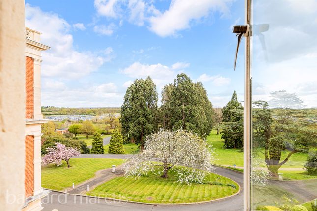 Flat for sale in Royal Earlswood Park, Redhill