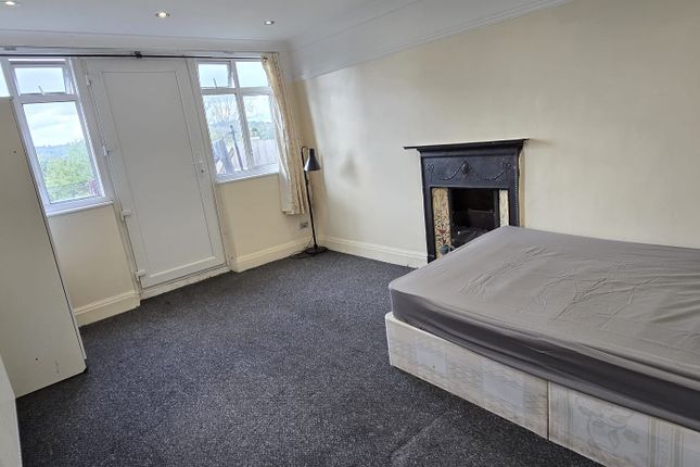 68, Windermere Avenue, Wembley photo 2