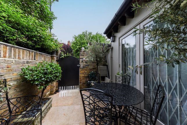 Terraced house to rent in Acacia Road, London