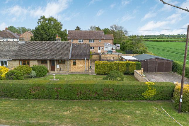 2-bed house on 24 Pear Tree Close, Huntingdon, £425,000