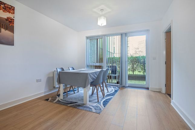 Flat Flat 23, 3, Guardian Avenue, London photo 4