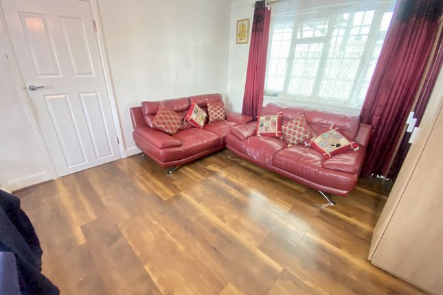 Flat Flat 52, Barons Court, Church Lane, London photo 4