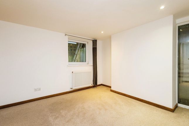 Flat 1, 36, Farnham Road, Surrey photo 2