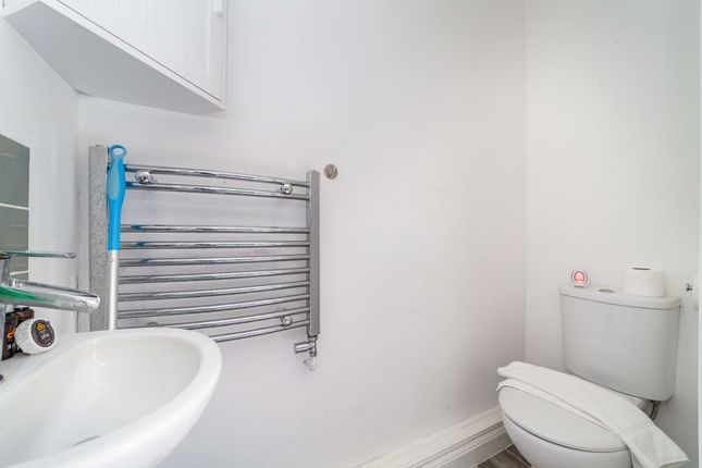 Flat to rent in Meerbrook Road, London
