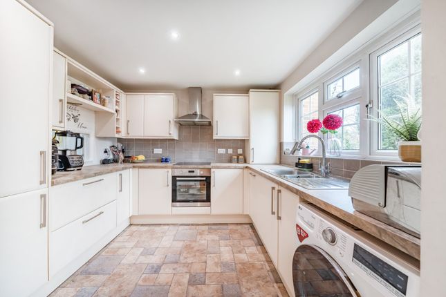 26, Foxglove Gardens, Guildford photo 2