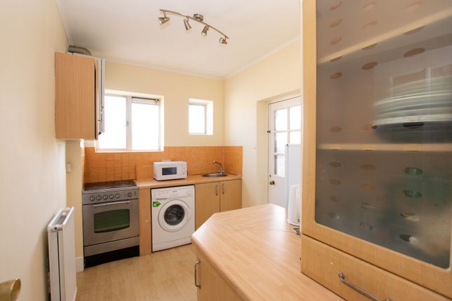 Flat 12a, Hilldown Court, London photo 3