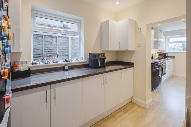 15, Church Walk North, Swindon photo 4