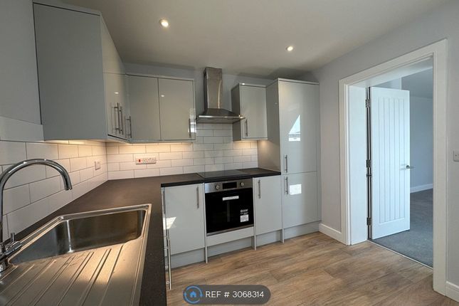 Flat, Chesters Place Downing Road, Tilehurst, Reading photo 3