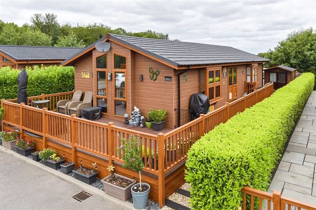 2-bed caravan on Wateringbury Road East Malling, West Malling, £225,000