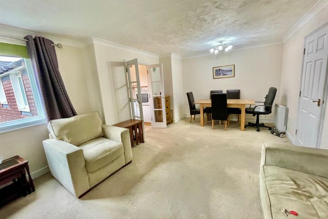 42, Potters Court, Potters Bar photo 2
