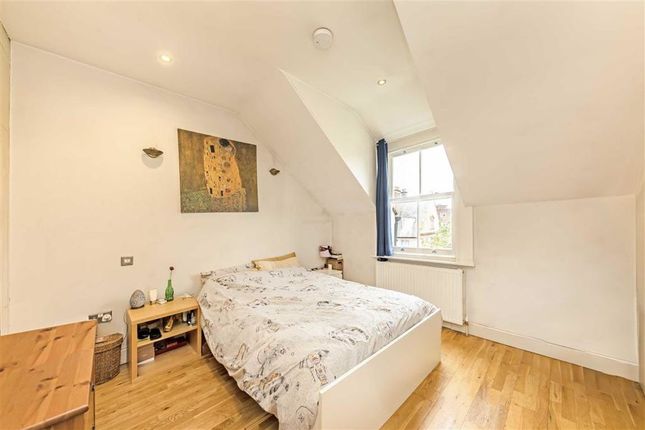 Flat to rent in Hoveden Road, Mapesbury, London