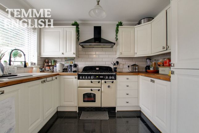 13 Kingley Close, Wickford photo 5