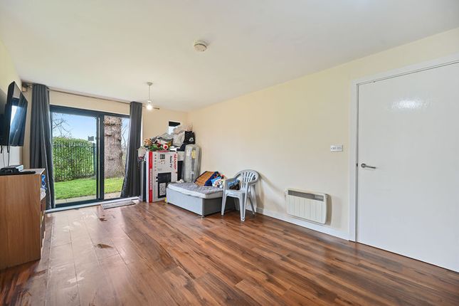 3 Oaktree court, Broadfields, Harrow photo 4