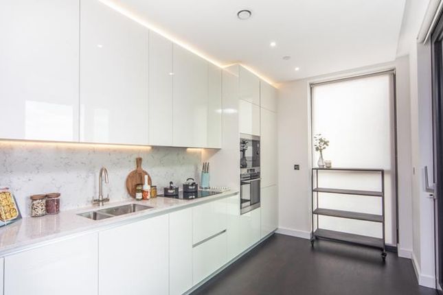 Flat to rent in Thornes House, Vauxhall