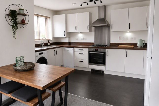 SNG SO, 37, Outfield Crescent, Berkshire photo 3