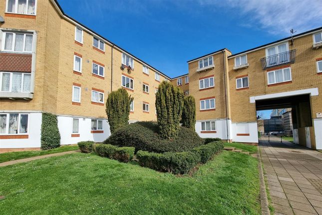 Thumbnail Flat to rent in Dads Wood