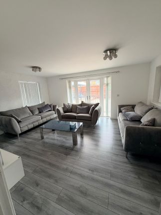 22 Starling Crescent, Slough photo 2