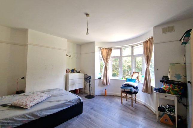 26 Canons Park Close, Edgware photo 3