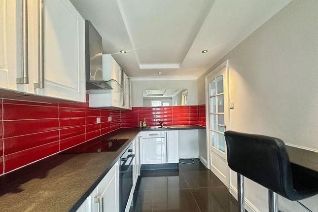 2A, Heywood Court, Manchester photo 3