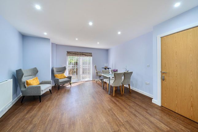 34 Royal Court, Royal Court, Stanmore photo 2