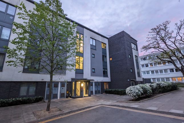 Flat for sale in Biggerstaff Street, Finsbury Park, London