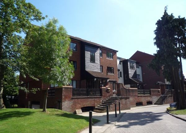 Thumbnail Flat to rent in Oakdene Close, Hatch End, Pinner