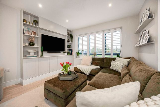 25 Park View, Chigwell photo 3