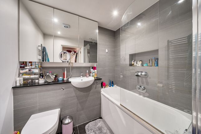 Flat 7, 55, Tanner Street, London photo 4