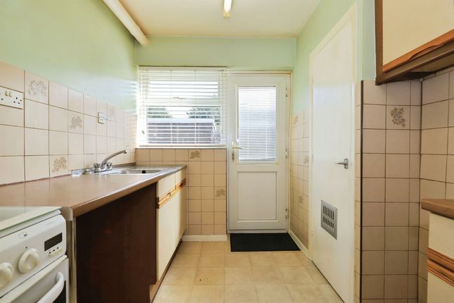 17, Chequerfield Drive, Wolverhampton photo 4