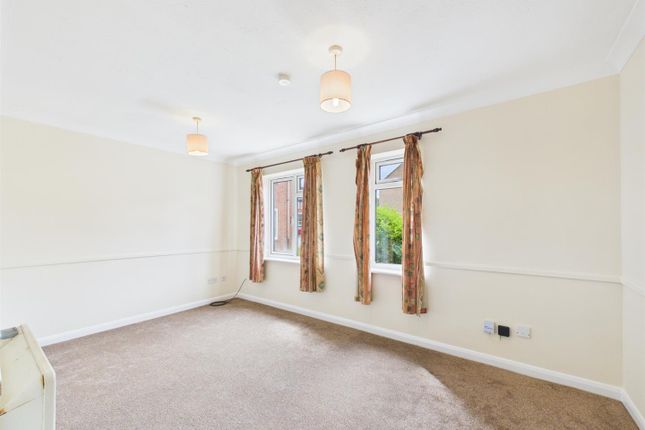 10, Langstone Court, Aylesbury photo 3