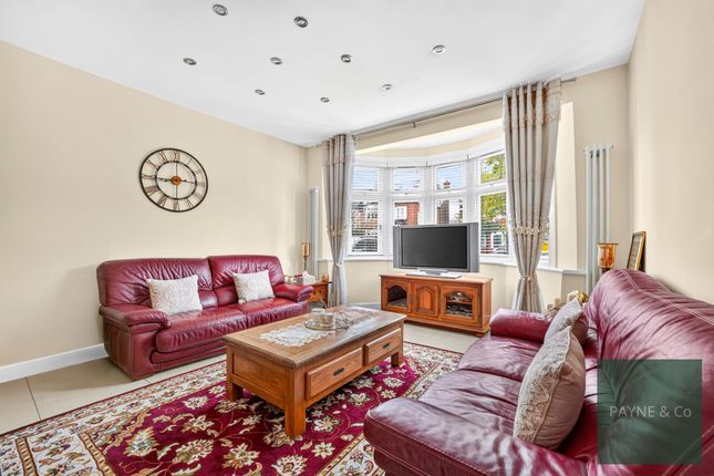 3 Rochester Gardens, Ilford photo 2