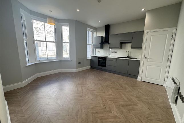Flat 4, 50-51, Albemarle Crescent, Scarborough photo 2
