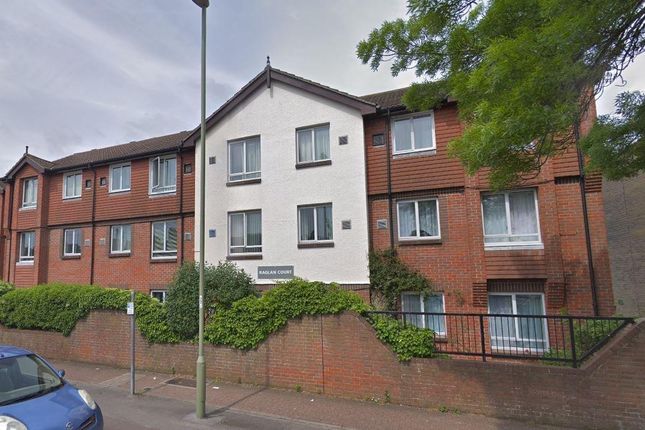 Flat to rent in Middle Road, Park Gate, Southampton