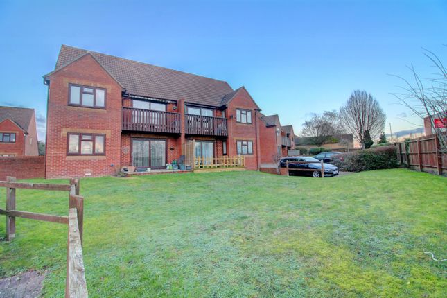 Thumbnail Flat for sale in Lansdowne Way, High Wycombe, Buckinghamshire