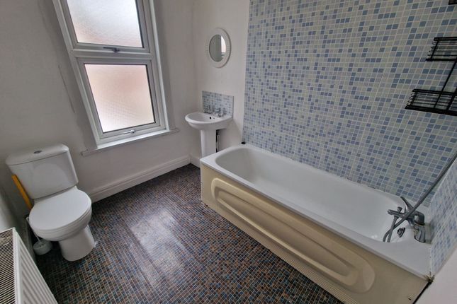 21 Kelsall Grove, Leeds photo 5
