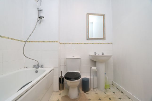 Flat for sale in The Parklands, Dunstable