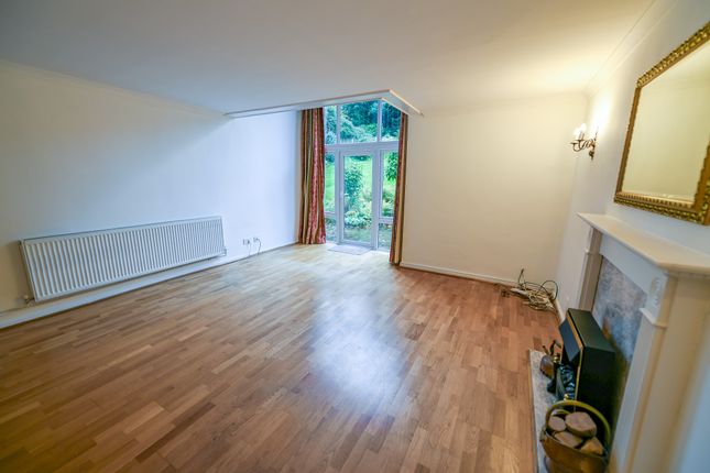Oakdale Court, Altrincham photo 4